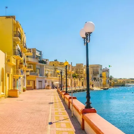 Apartment Cosy 3br With Private Balcony In B'bugia