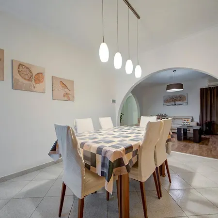 Cosy 3br With Private Balcony In B'bugia