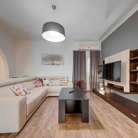Apartment Cosy 3br With Private Balcony In B'bugia