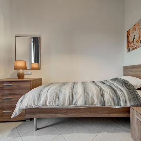 Apartment Cosy 3br With Private Balcony In B'bugia *
