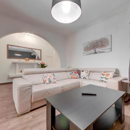 Cosy 3br With Private Balcony In B'bugia