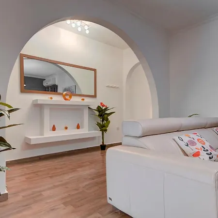 Cosy 3br With Private Balcony In B'bugia *