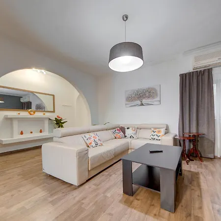 Cosy 3br With Private Balcony In B'bugia