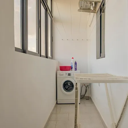Apartment Cosy 3br With Private Balcony In B'bugia