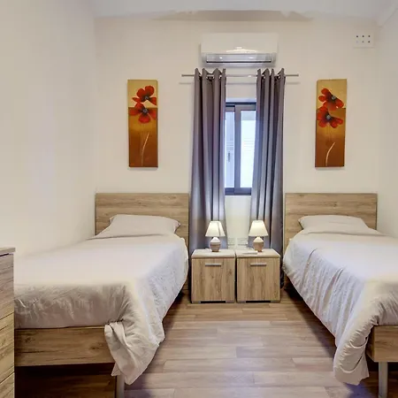 Apartment Cosy 3br With Private Balcony In B'bugia *