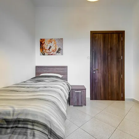 Cosy 3br With Private Balcony In B'bugia Apartment *