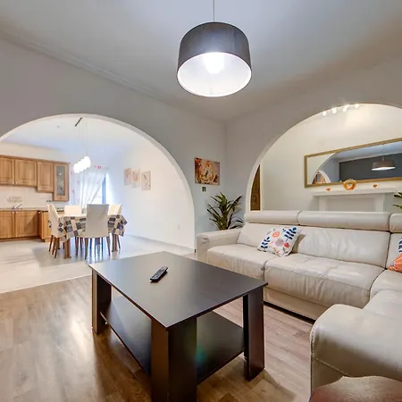Cosy 3br With Private Balcony In B'bugia *