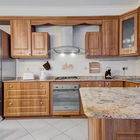 Cosy 3br With Private Balcony In B'bugia