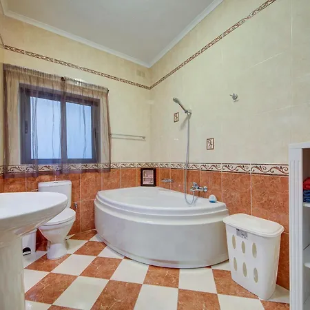 Cosy 3br With Private Balcony In B'bugia