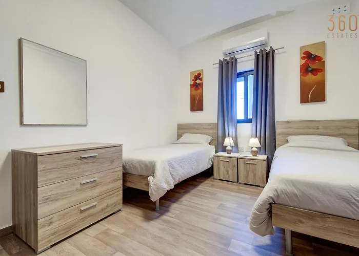 דירה Cosy 3br With Private Balcony In B'bugia *