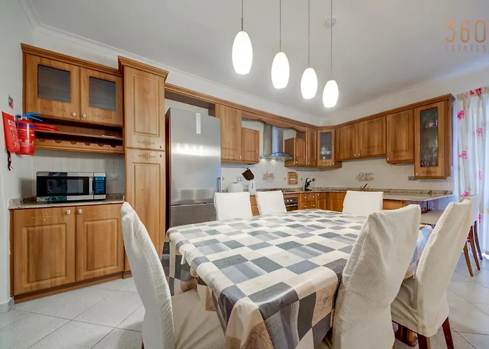 Cosy 3br With Private Balcony In B'bugia דירה