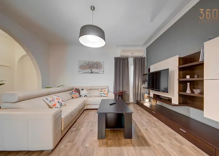 דירה Cosy 3br With Private Balcony In B'bugia