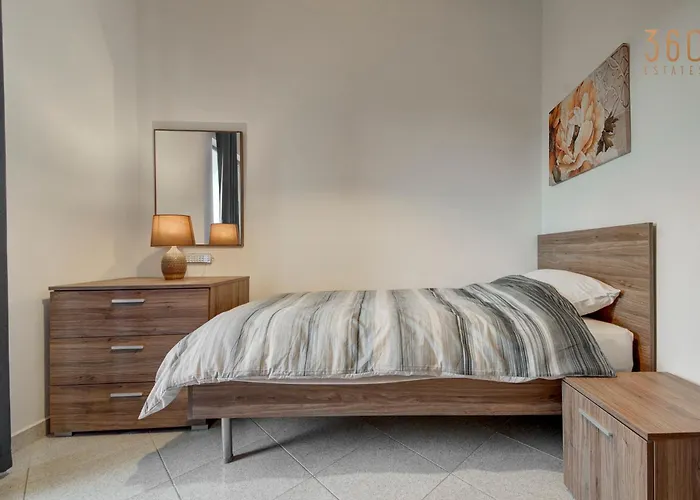 דירה Cosy 3br With Private Balcony In B'bugia *