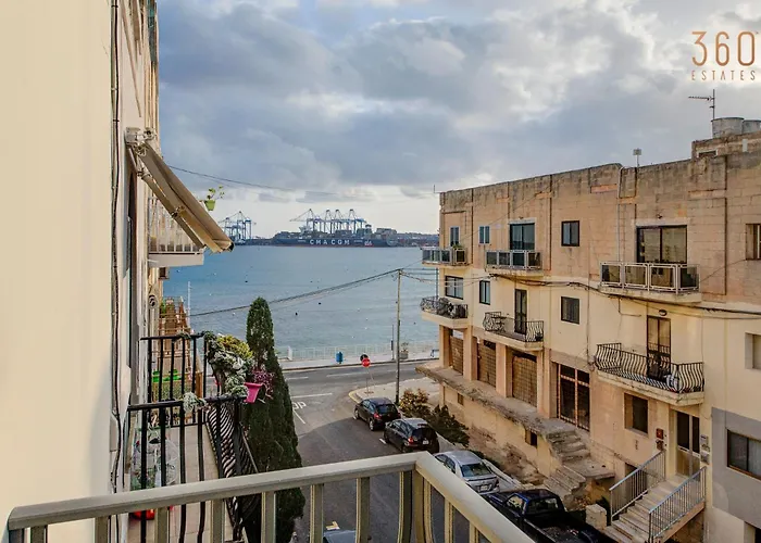 Cosy 3br With Private Balcony In B'bugia *