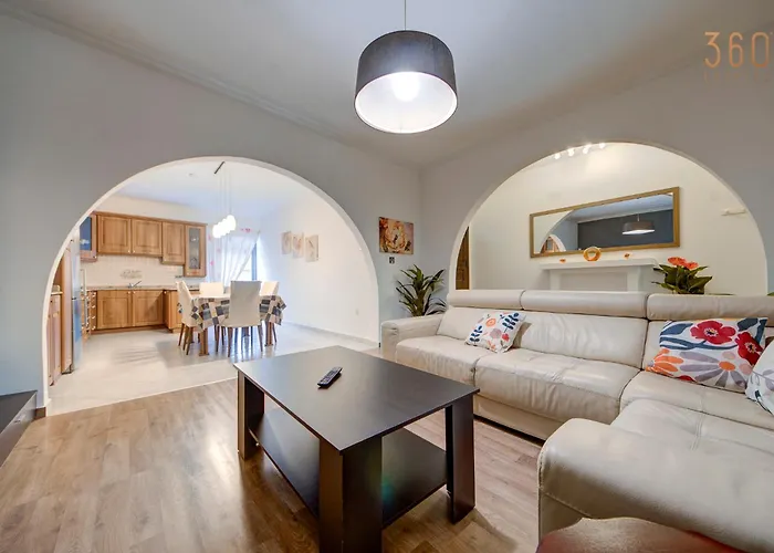 Cosy 3br With Private Balcony In B'bugia *