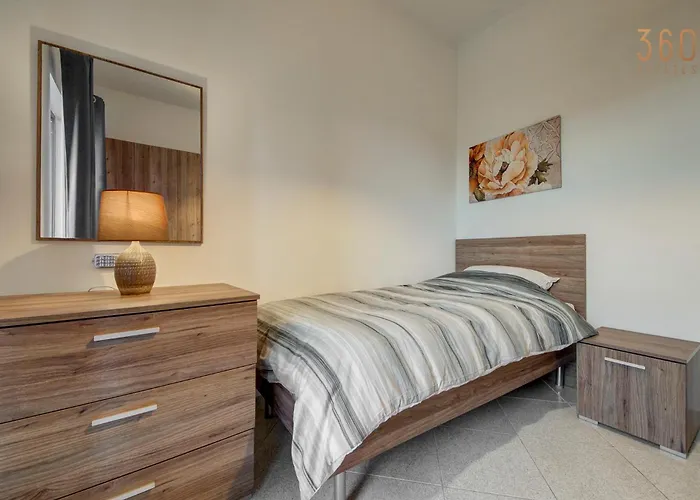 Cosy 3br With Private Balcony In B'bugia דירה