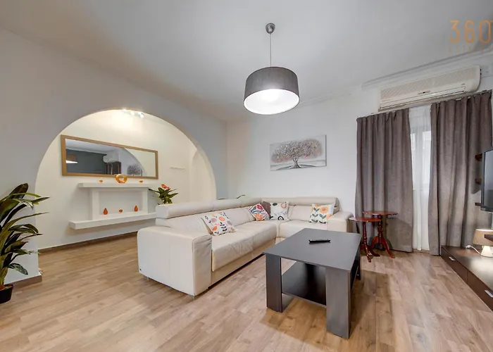 Cosy 3br With Private Balcony In B'bugia