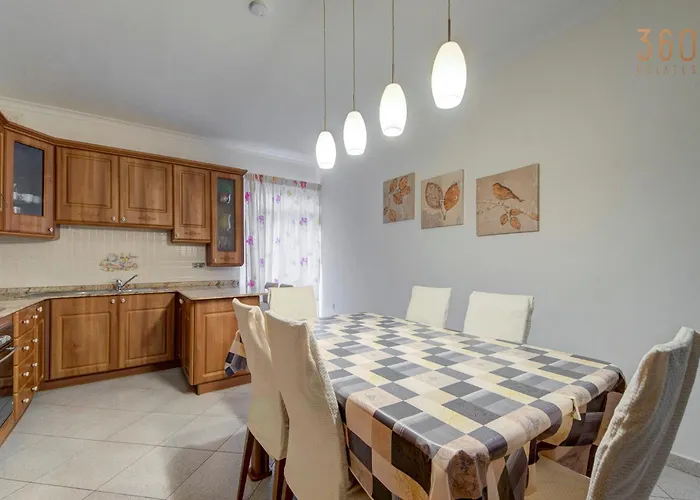 Cosy 3br With Private Balcony In B'bugia דירה