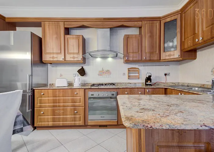 Cosy 3br With Private Balcony In B'bugia