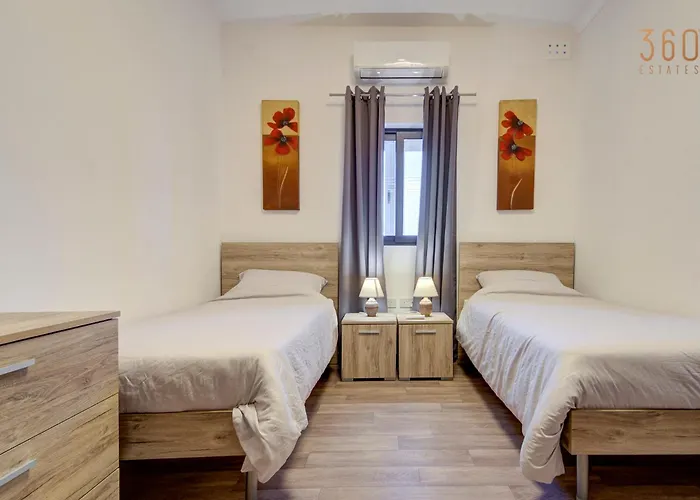 דירה Cosy 3br With Private Balcony In B'bugia *