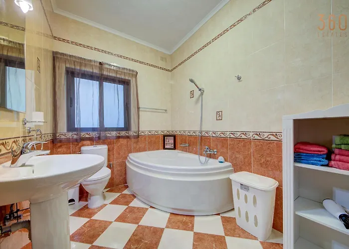 Cosy 3br With Private Balcony In B'bugia