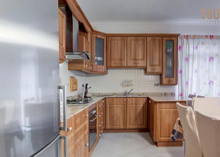 דירה Cosy 3br With Private Balcony In B'bugia